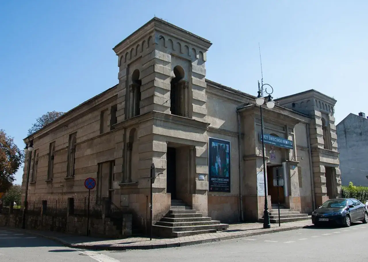 Dawna synagoga w Nowym Sączu, dziś centrum kultury. Monumentalna budowla z charakterystyczną wieżyczką i ozdobnym fryzem.
