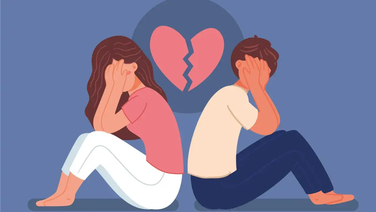 Coppia seduta schiena contro schiena, con le mani sul viso, simboleggia la paura di perdere una persona cara e un cuore spezzato.