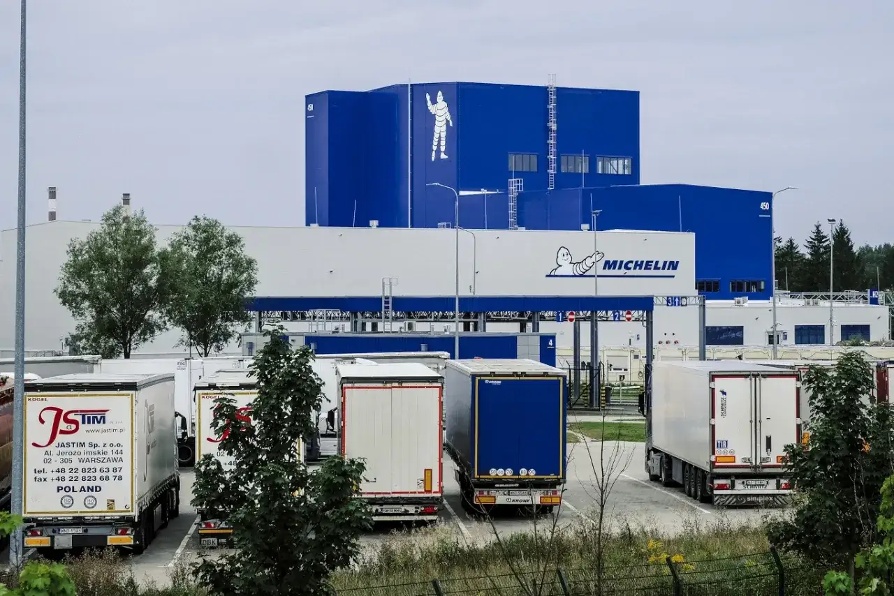 Teren fabryki Michelin, gdzie produkowane są opony Kormoran. Widać ciężarówki z naczepami gotowe do odbioru towaru.