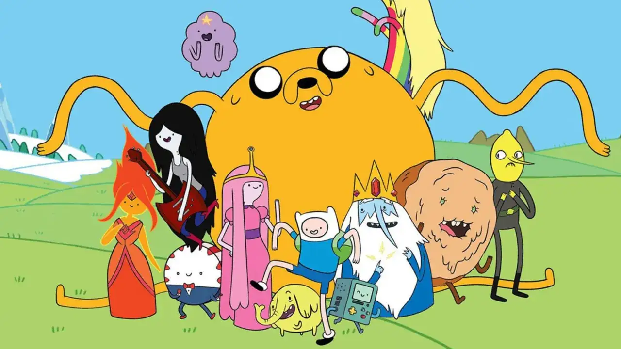 Wesoła gromada postaci z bajki: Jake, Finn, Księżniczka Balonowa, Marcelina, Lodowy Król i inni, gotowi na przygody.