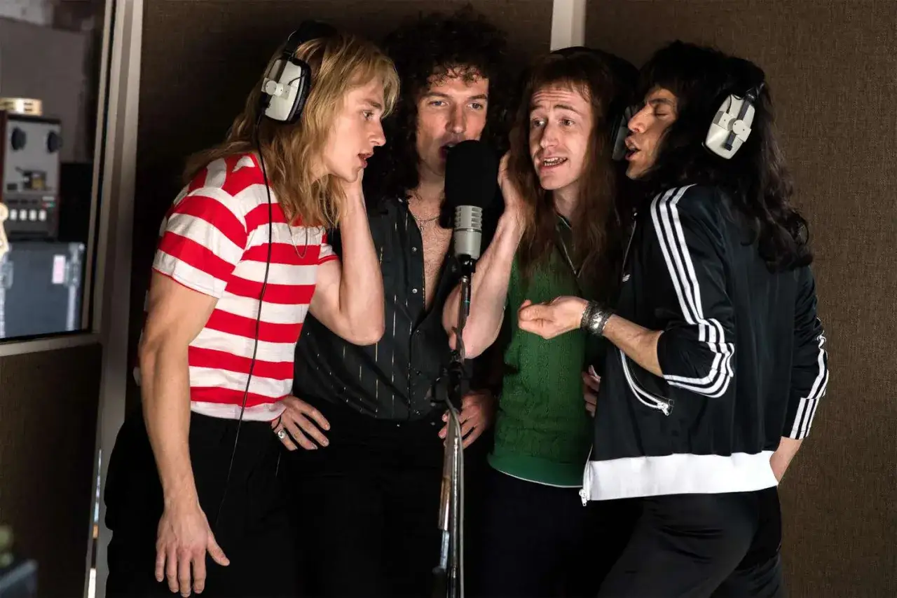 Bohemian Rhapsody obsada w studiu nagraniowym, czterech mężczyzn w słuchawkach przy mikrofonie.