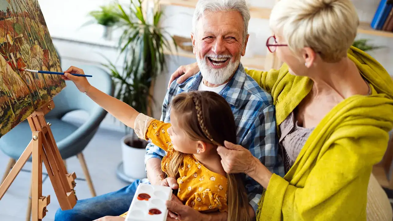 Zadowoleni seniorzy i rodziny