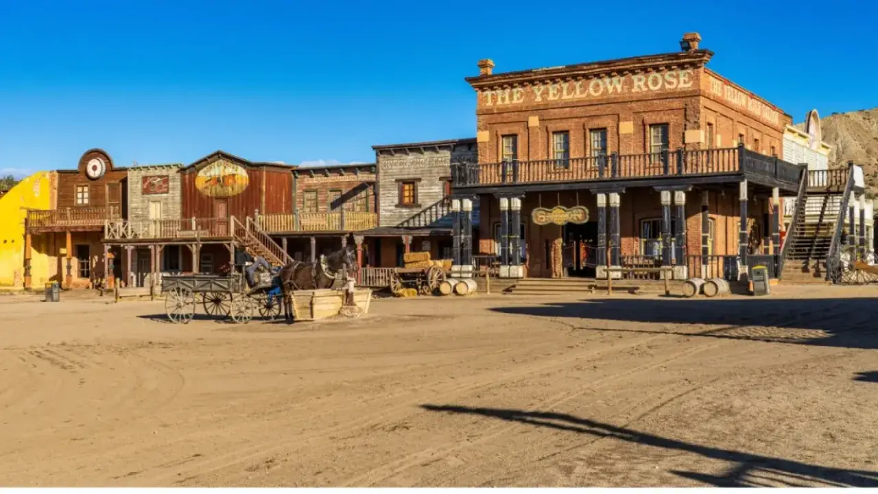 Pueblo del desierto de Tabernas, escenario de películas del Oeste. Un carro tirado por caballos espera en la polvorienta calle.