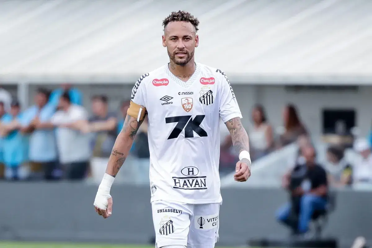 Neymar w białej koszulce Santos, z opaską na ramieniu. Czy to zapowiedź jego kolejnego transferu?