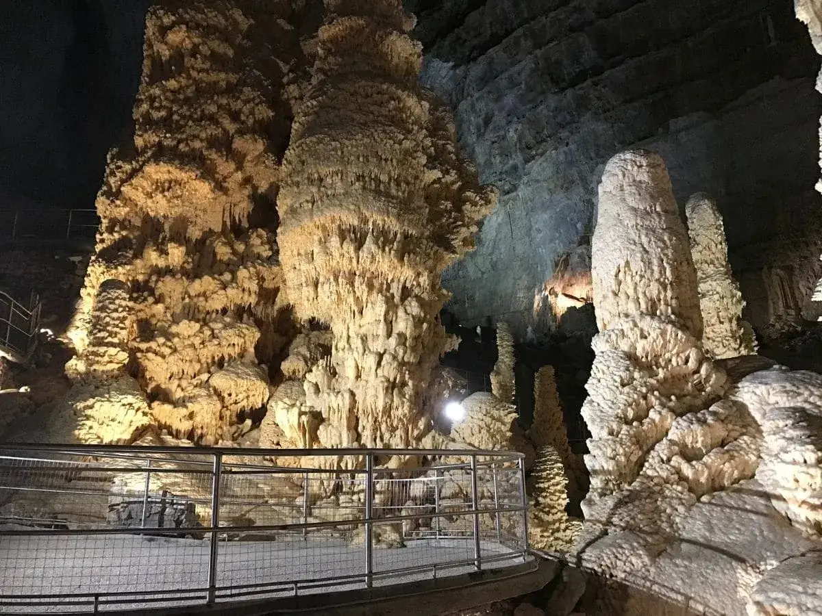 Grotte di Genga, Marche: imponenti stalagmiti e stalattiti illuminate, con un sentiero attrezzato per i visitatori.