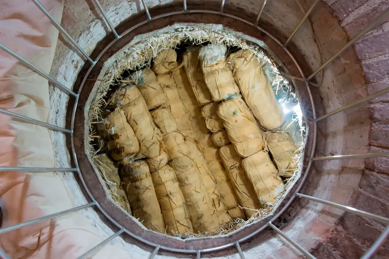 Formaggio di fossa Talamello, stagionato in sacchi di tela, attende pazientemente nel sottosuolo.