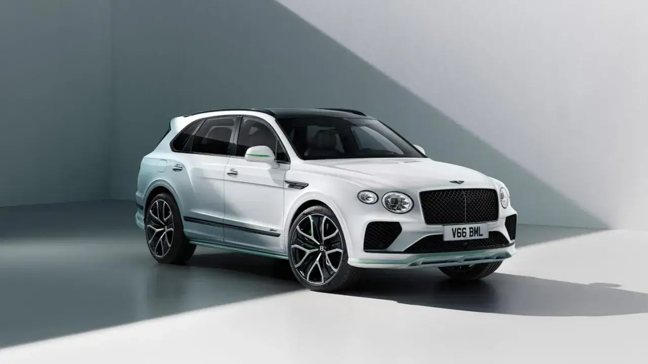 Elegancki biały Bentley SUV z czarnym dachem i zielonymi akcentami, prezentujący luksus i moc.