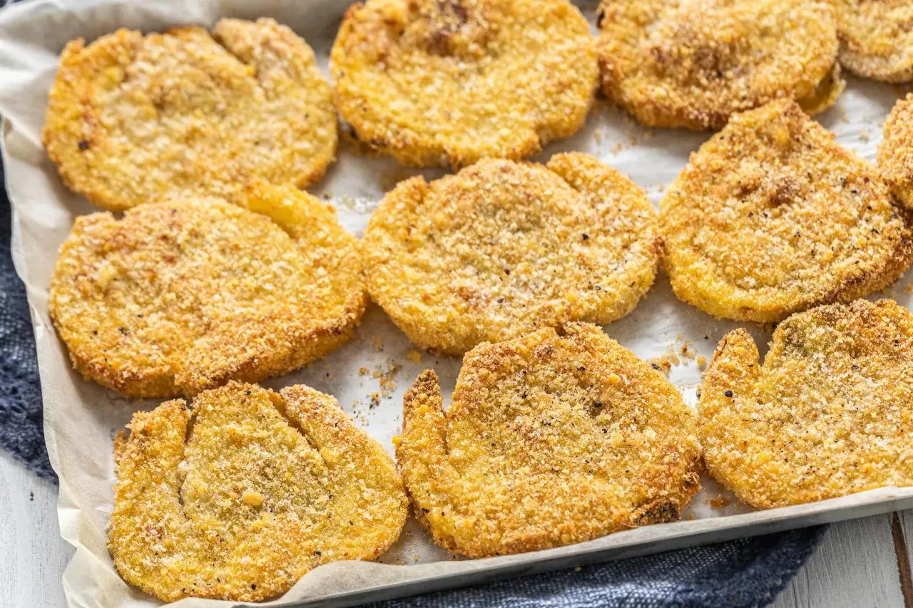 Fettine dorate di finocchi al forno, impanate e cotte alla perfezione, pronte per essere gustate.