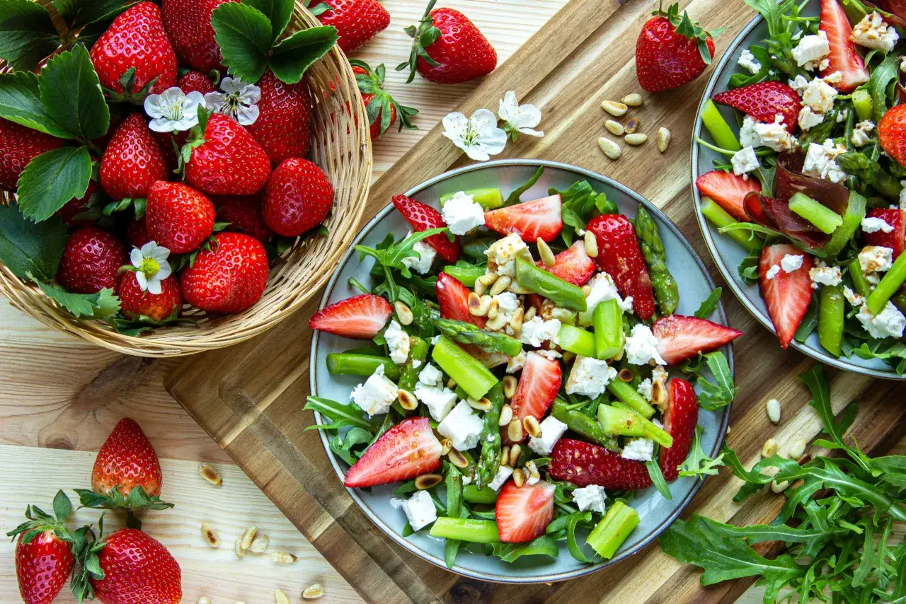 Frühlingssalat mit Spargel und Erdbeeren als Vorspeise