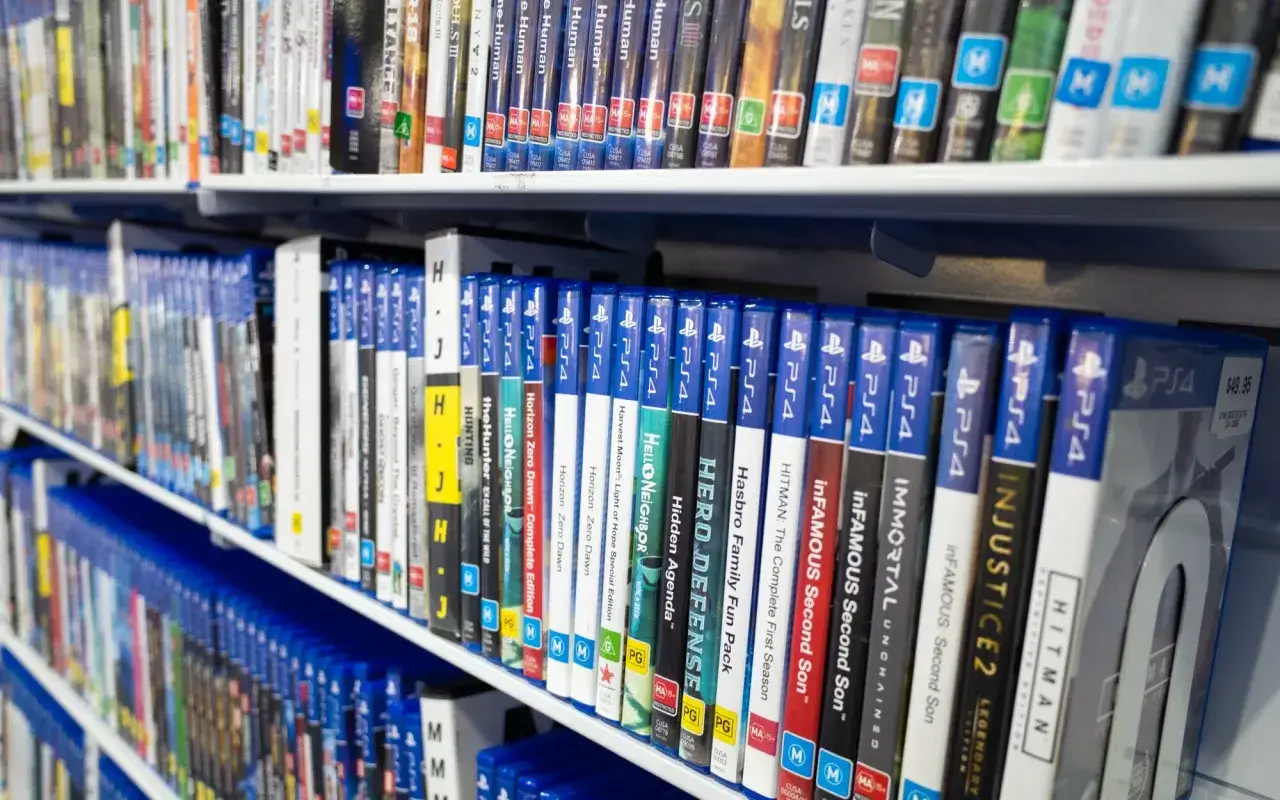 Półki z grami na PS4. Wersja gry pudełkowa to fizyczne wydanie gry, które kupujesz w sklepie.