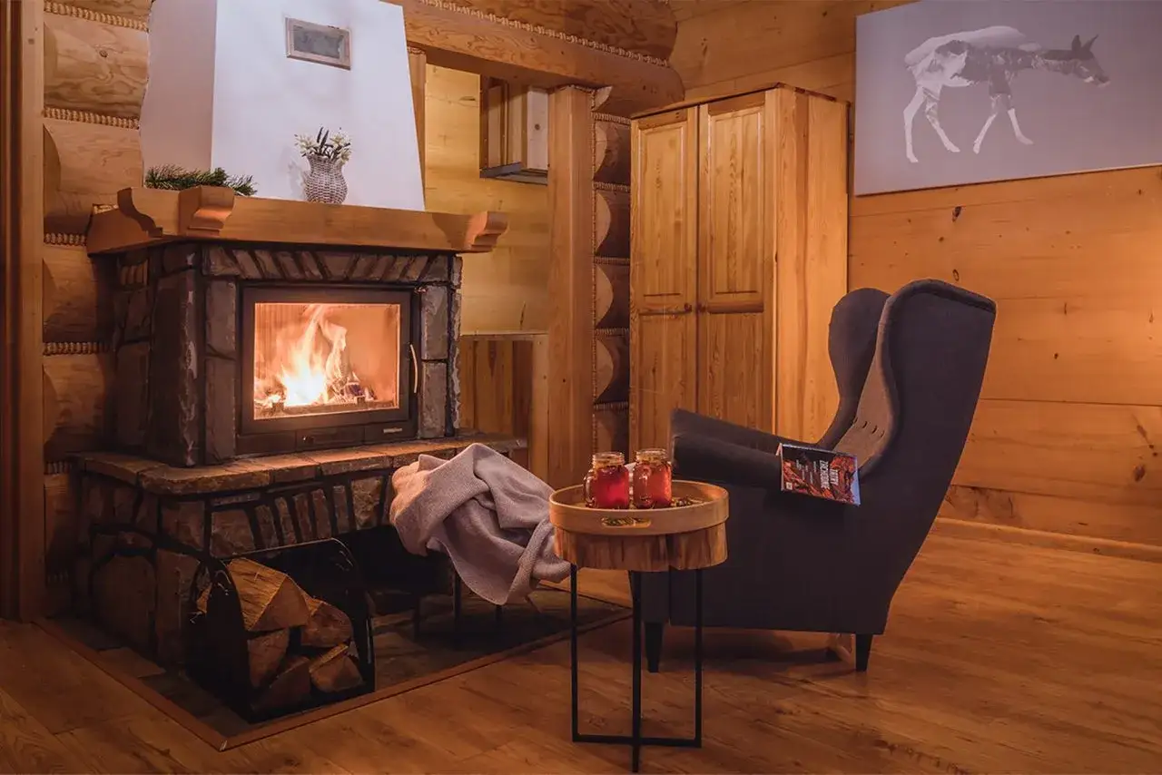 Dom na Wierchu Kościelisko wnętrza salon z kominkiem