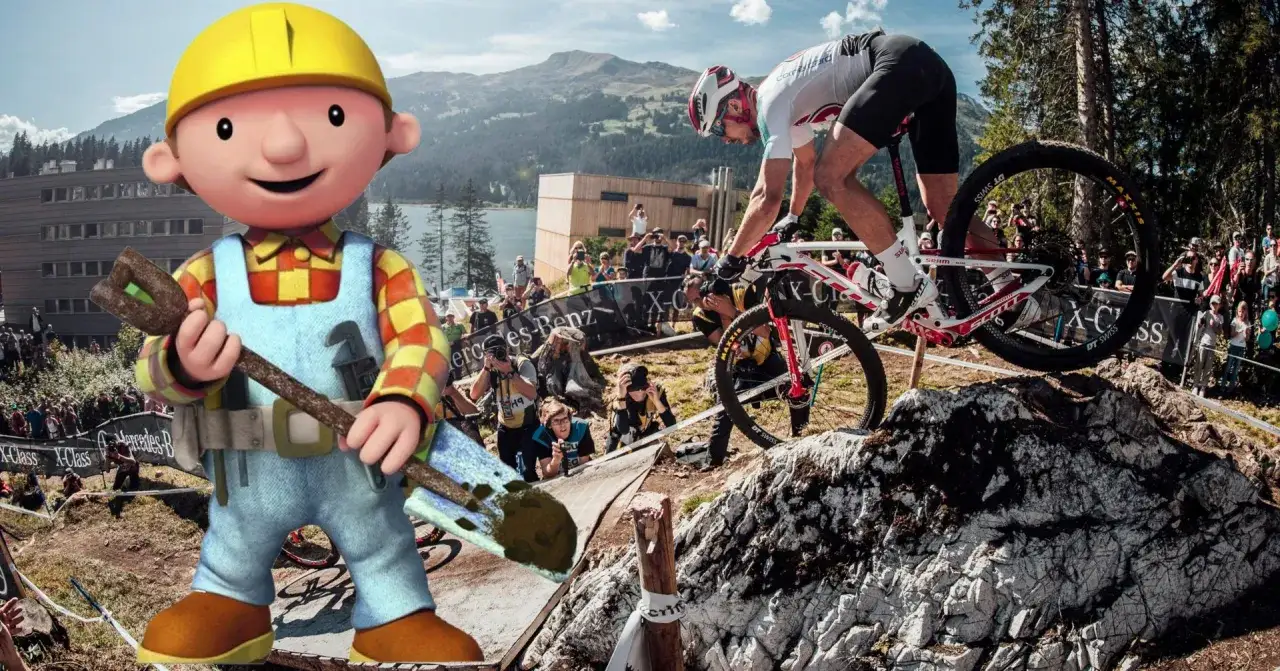 Bob Budowniczy kibicuje zawodnikom podczas ekscytujących zawodów MTB.