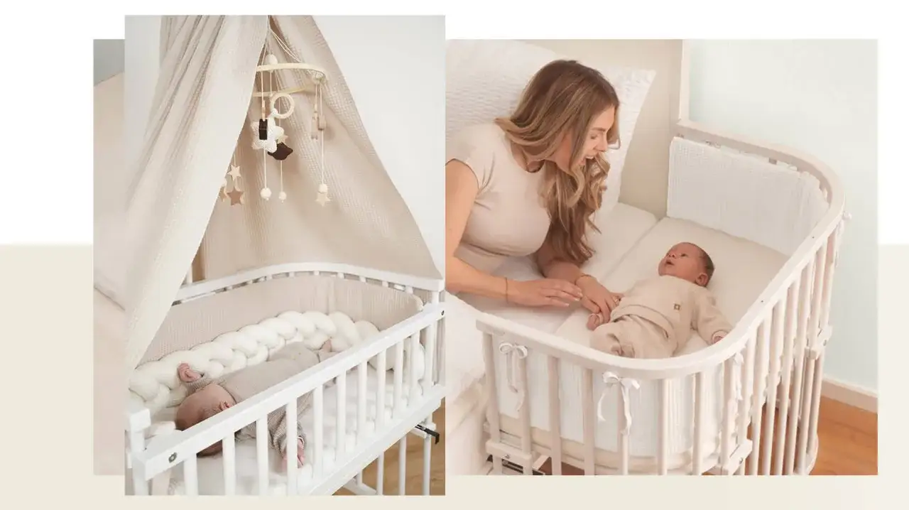 Ein Babybett neben dem Elternbett. Ein s&uuml;&szlig;er S&auml;ugling schl&auml;ft in seinem Bettchen, w&auml;hrend eine Mutter liebevoll ihr Neugeborenes im Arm h&auml;lt.