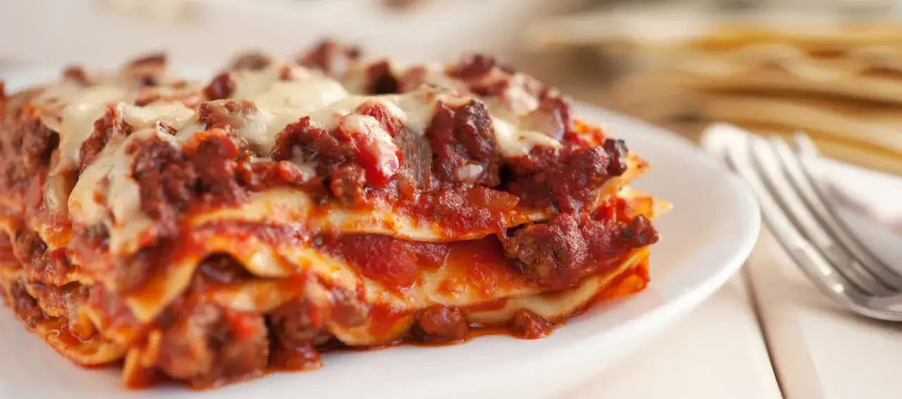 En saftig bit lasagne med köttfärssås och smält ost. Perfekt för ett mysigt middagsrecept.