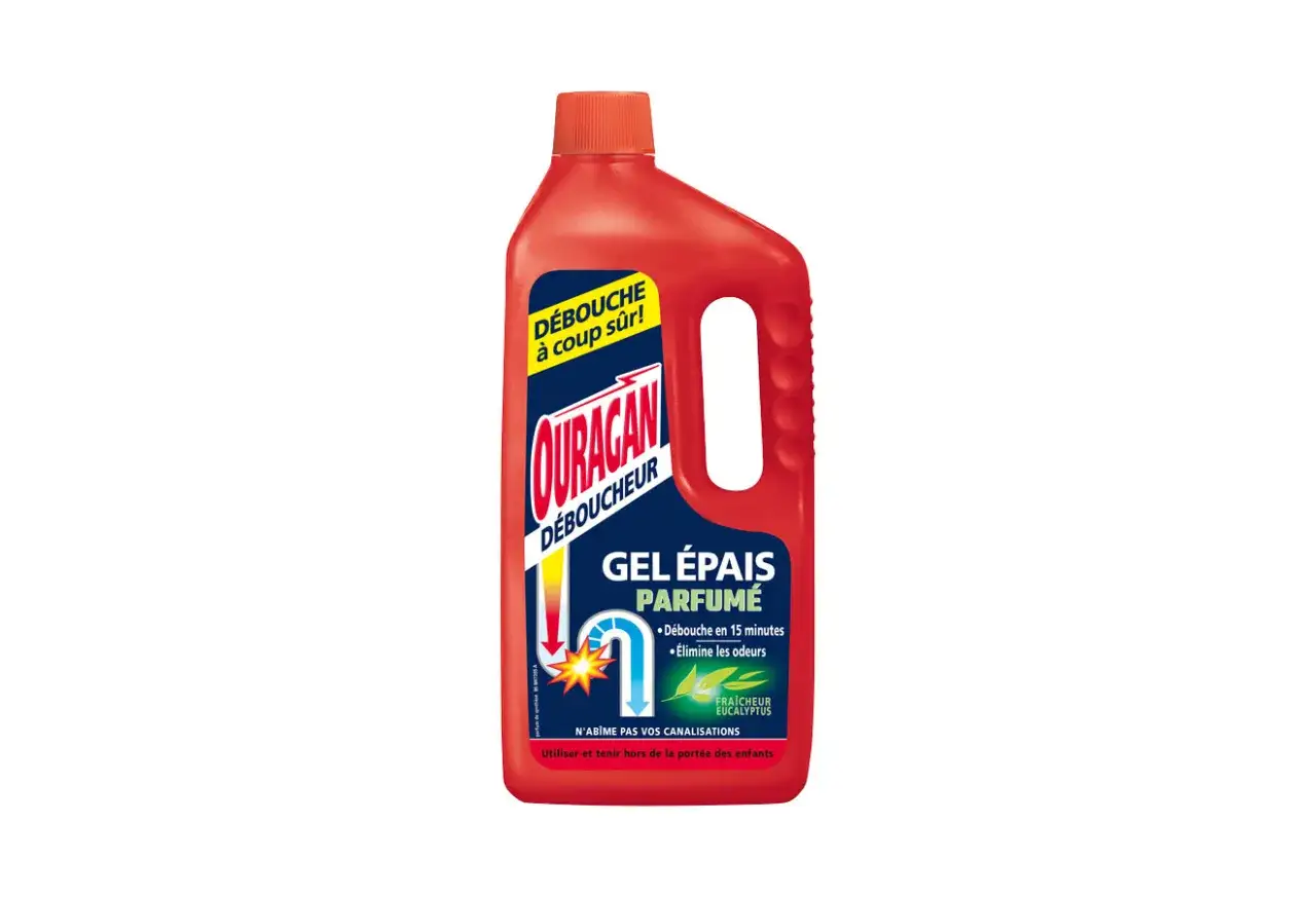 Bouteille rouge de déboucheur Ouragan. Le produit promet de déboucher rapidement et n'abîme pas vos canalisations.