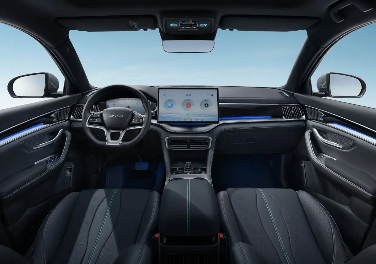Wnętrze BYD Seal DM-i: nowoczesny kokpit z dużym ekranem, skórzaną tapicerką i niebieskim ambientowym oświetleniem. Cena tego elektryka jest konkurencyjna.