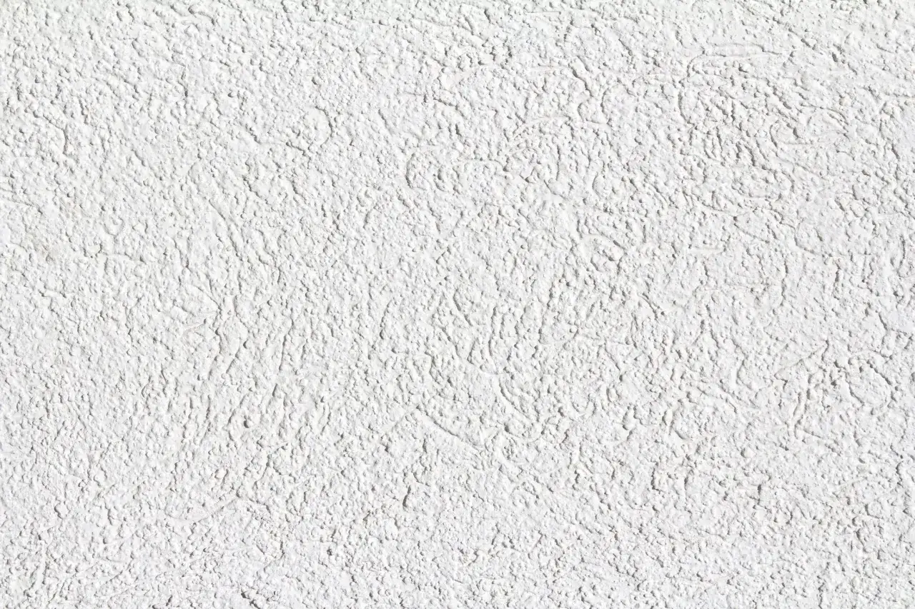 Superficie ruvida e irregolare, con un'intensa texture che ricorda il **color calce** puro. Le ombreggiature creano un effetto tridimensionale.