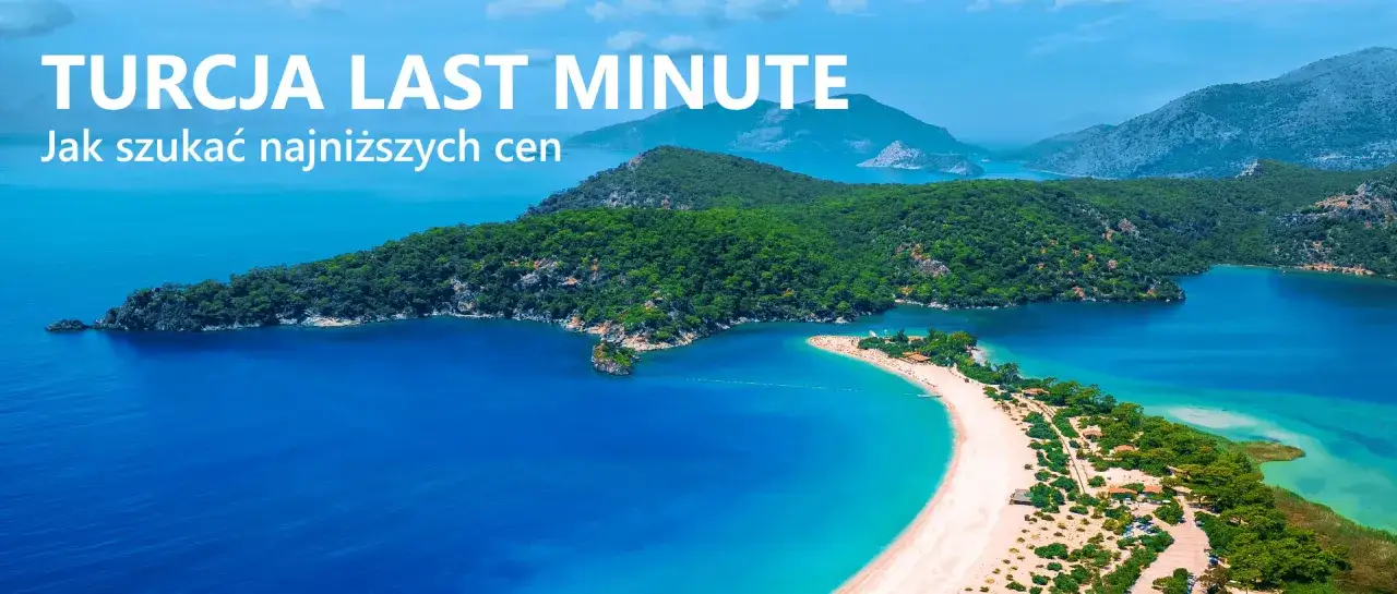 Turcja last minute: jak szukać najniższych cen? Malownicza zatoka z piaszczystą plażą i turkusową wodą.