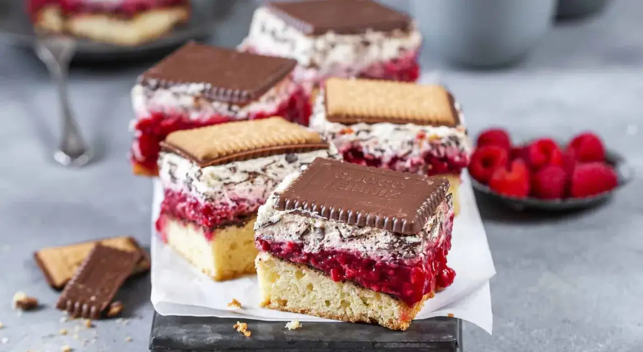 Schichten aus Biskuit, Himbeeren und Sahne, gekr&ouml;nt von einem Keks und Schokolade &ndash; ein k&ouml;stlicher Kalter Hund.