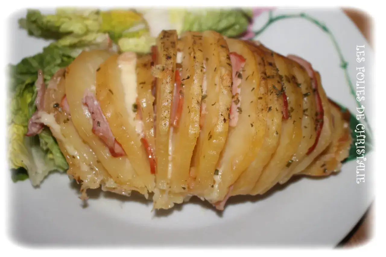 Pomme de terre façon raclette 5 personnes, garnie de jambon et fromage, servie avec de la salade verte.