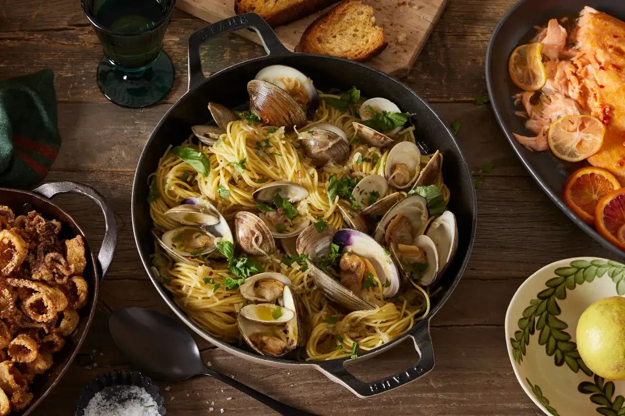Spaghetti aux coques, une recette italienne savoureuse, garnie de coques fraîches et de persil, prête à être dégustée.