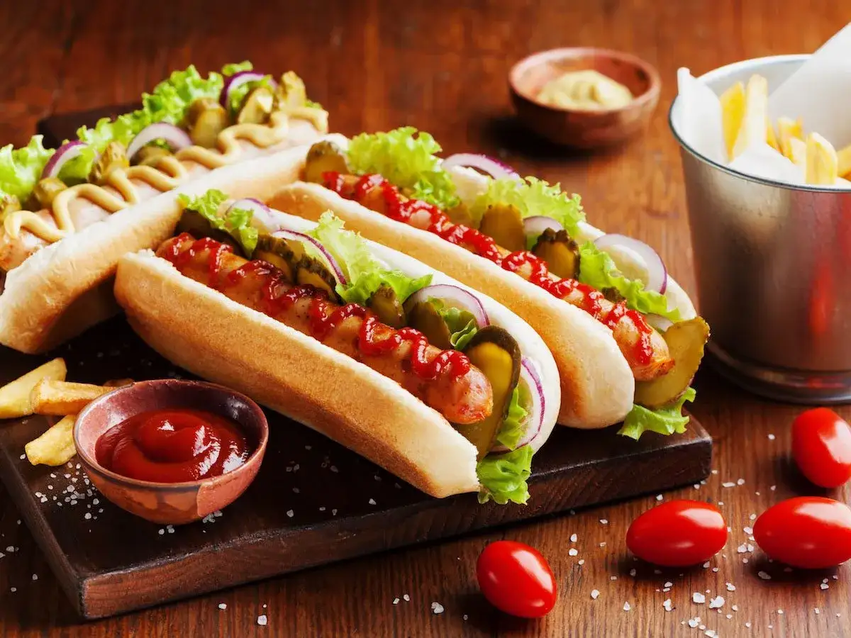 Hot dog Orlen z sosem czosnkowym i amerykańskim