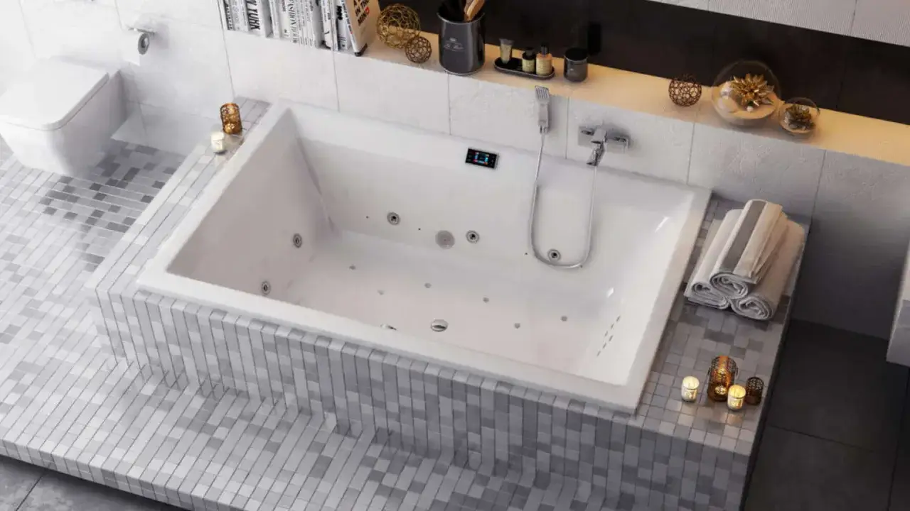 Nowoczesna łazienka z wanną do hydromasażu, świecami i stosikiem ręczników.