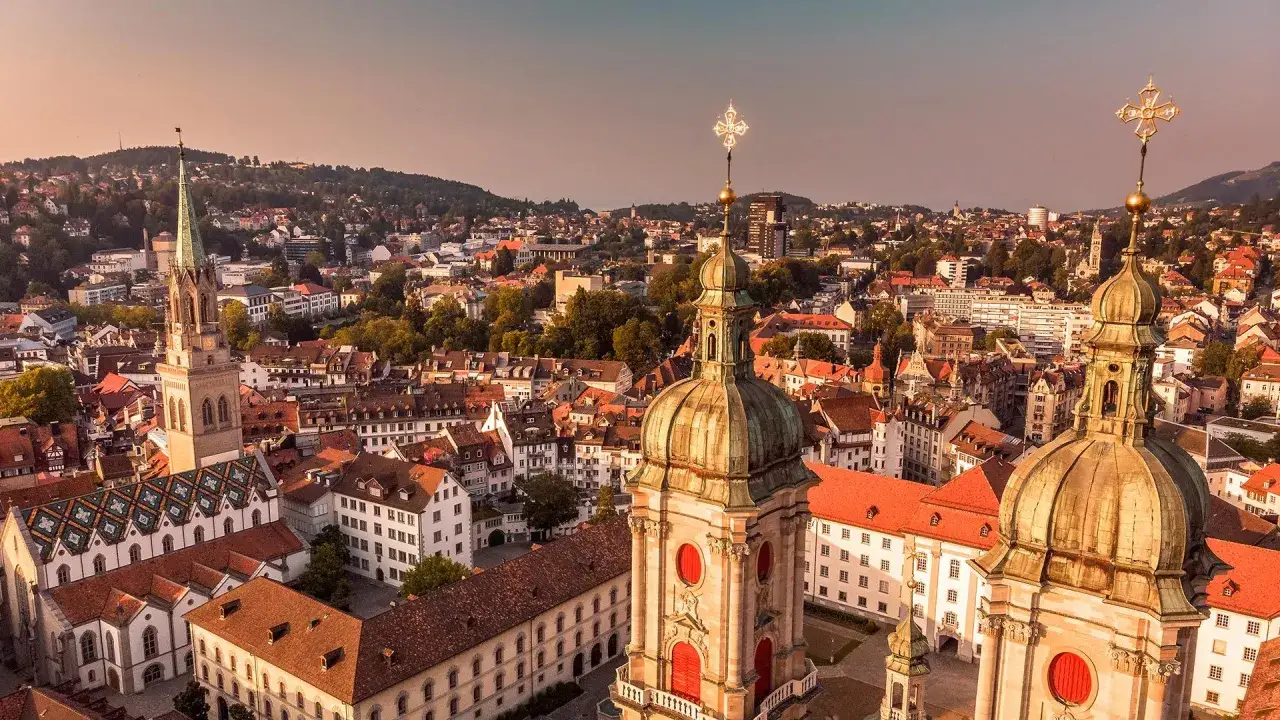 Vy &ouml;ver St. Gallen med dess k&auml;nda klosterkyrka och kullar i bakgrunden.