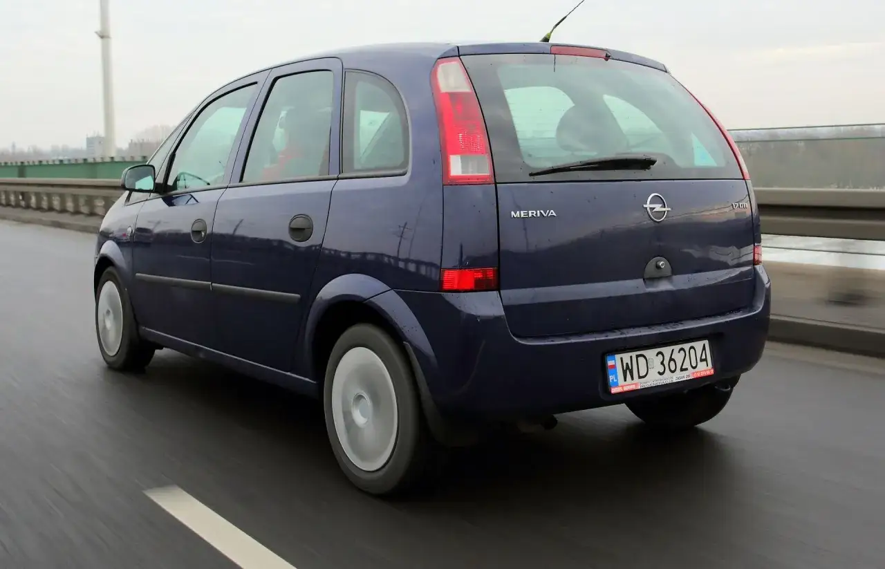 Granatowy Opel Meriva 1.7 CDTI w ruchu drogowym, widok z tyłu.