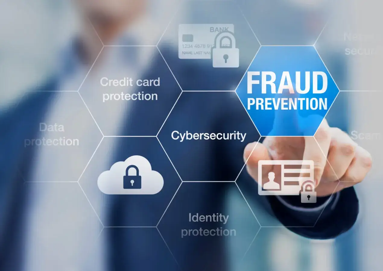 Ochrona przed oszustwami (phishing) i cyberbezpieczeństwo. Ręka dotyka ekranu z ikonami ochrony danych, kart kredytowych i tożsamości.