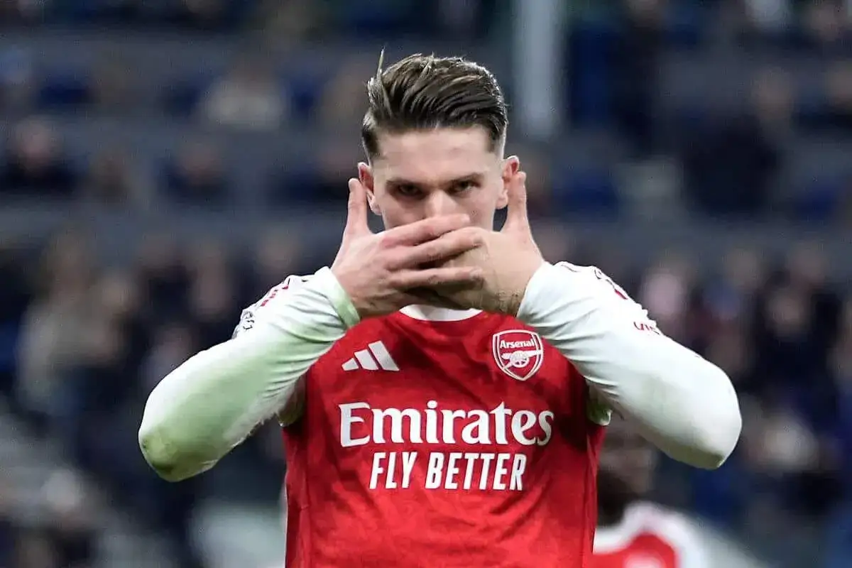 Piłkarz Arsenalu z gestem na ustach. Czy to znak, że Arsenal plotki transferowe są prawdziwe?