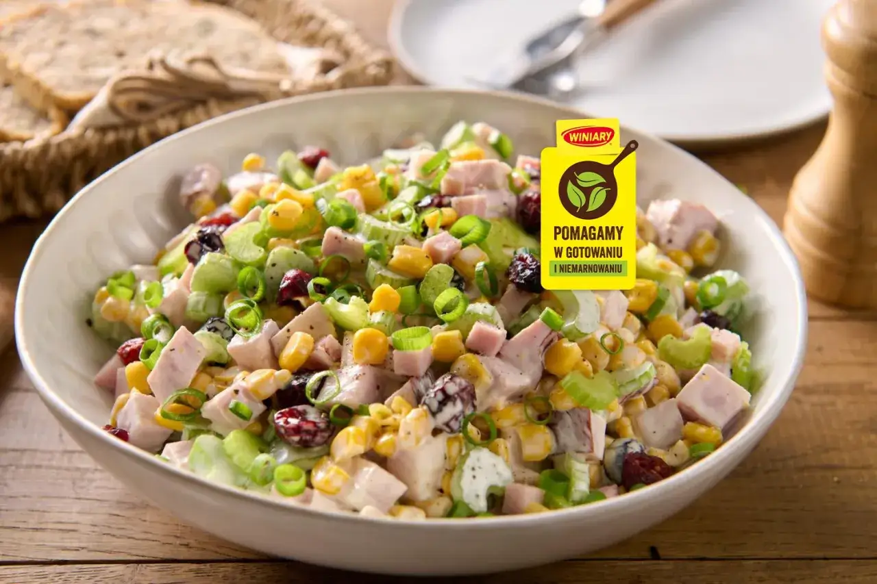 Pyszna sałatka z selerem naciowym, kukurydzą i żurawiną w kremowym sosie. Idealna na lekki posiłek.