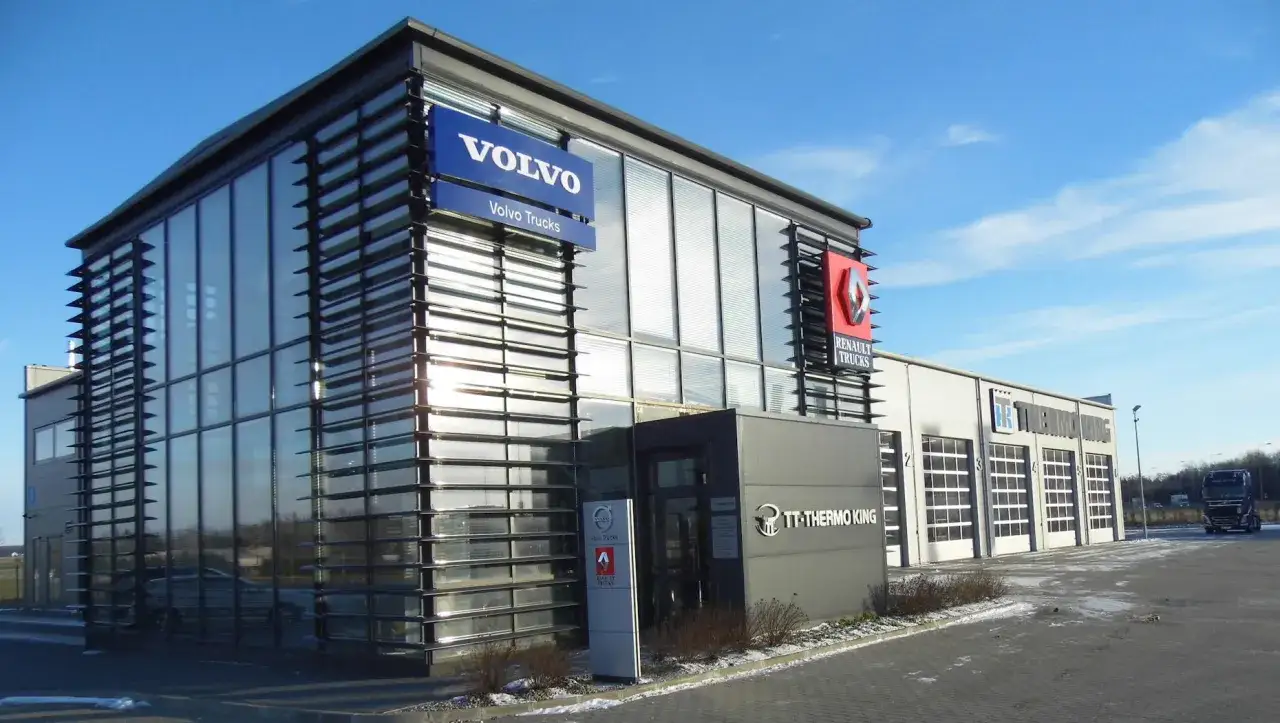 Nowoczesny budynek z logo Volvo Trucks i Renault Trucks. Pewność i gwarancja dla kierowców ciężarówek.