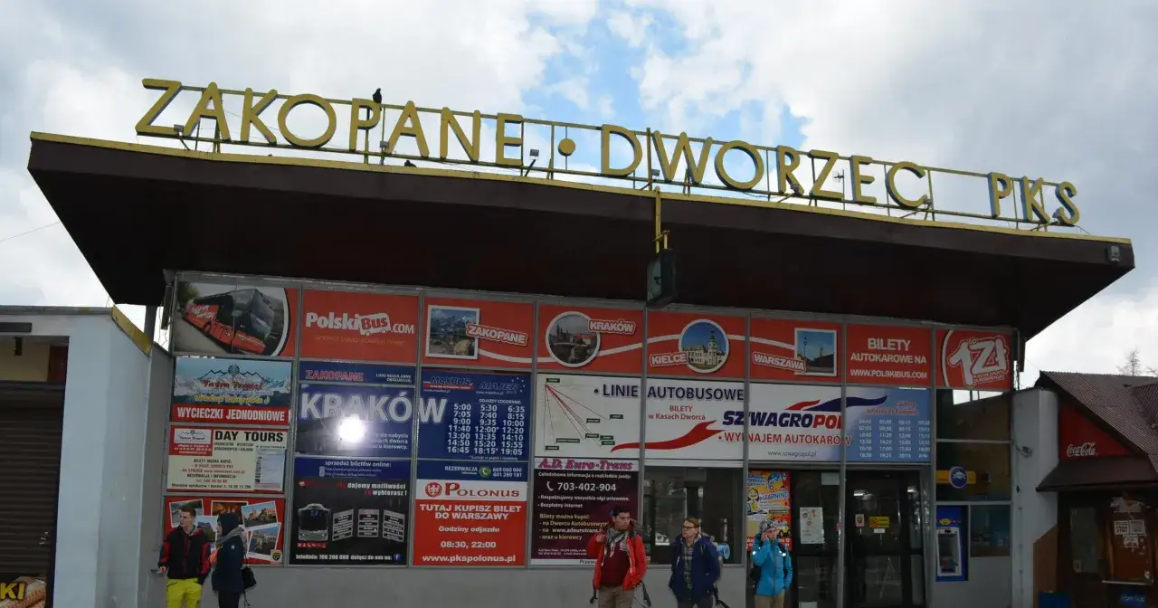 Na dworcu PKS w Zakopanem znajdziesz informacje o tym, ile kosztuje bilet do Zakopanego i innych miast.