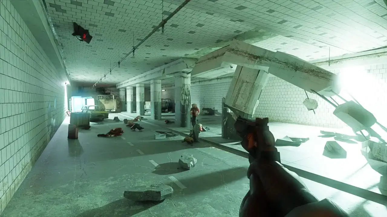 Scena z Half-Life 2 RTX: zniszczony tunel, leżące ciała, uzbrojona postać i latający dron.