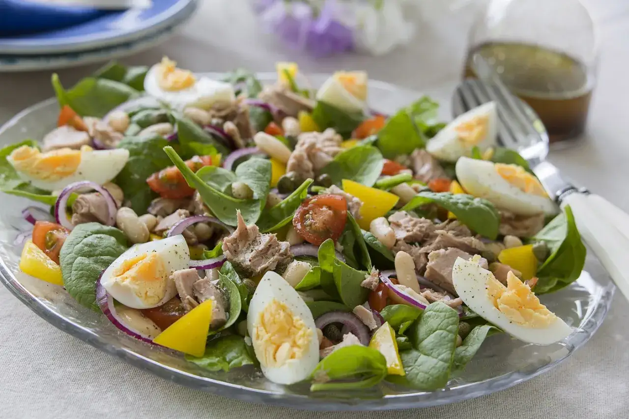 En h&auml;rlig tonfisk sallad med &auml;gg, b&ouml;nor, tomater och l&ouml;k p&aring; en b&auml;dd av spenat. Perfekt f&ouml;r en l&auml;tt lunch.