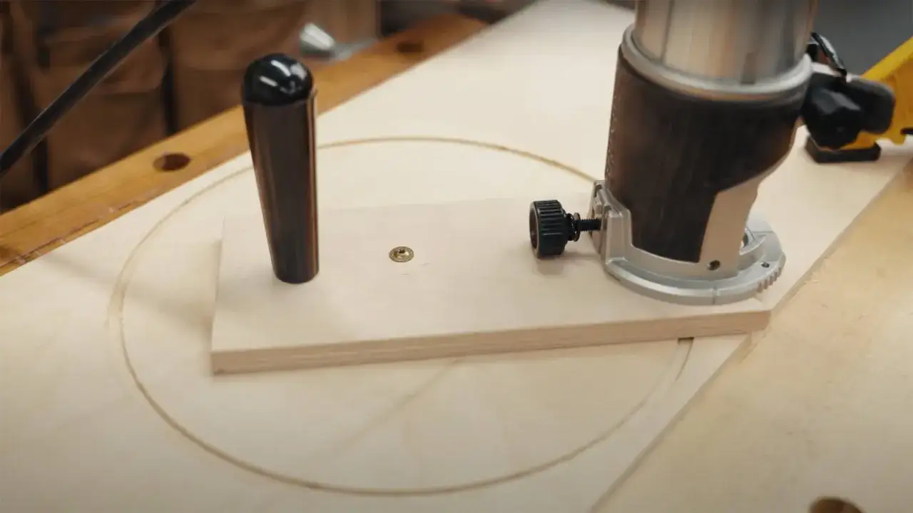 Utilisation d'une défonceuse pour faire un trou rond dans du bois sans scie cloche, guidée par une pièce de bois.