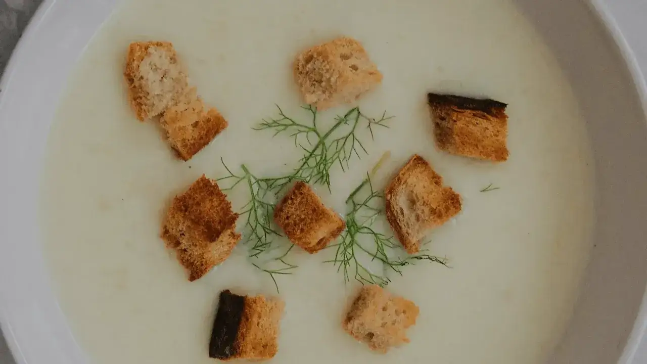 Krämig blomkålssoppa med krutonger och dill. Perfekt till ett glas vitt vin.