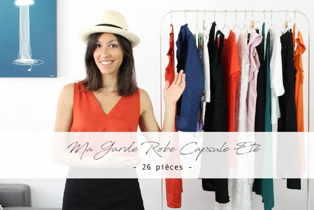 Une femme souriante avec un chapeau de paille présente sa garde-robe capsule d'été. Elle montre comment arrêter d'acheter des vêtements superflus.