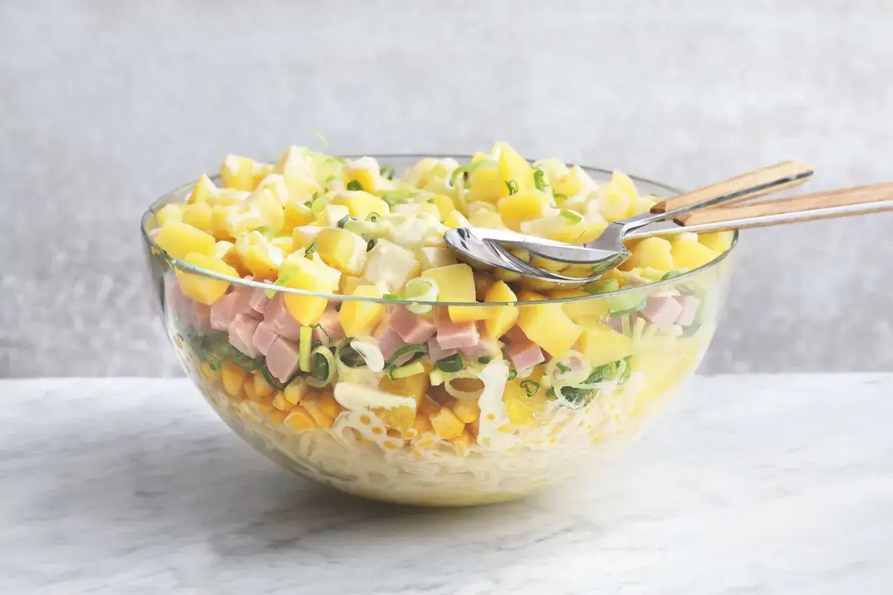 Ansprechende Salate für Partys und Gäste, z.B. Nudelsalat, Kartoffelsalat, Schichtsalat