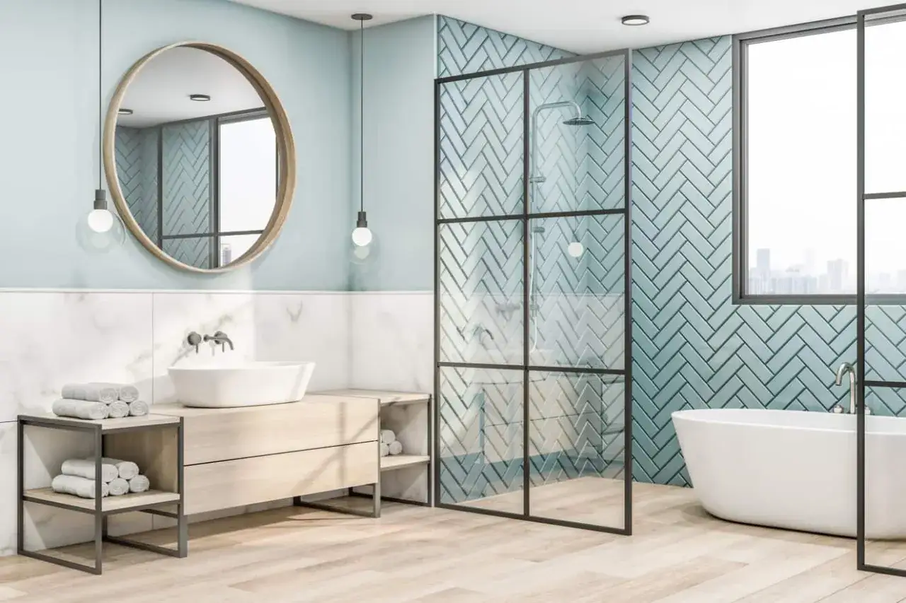 Salle de bain moderne avec baignoire et douche vitr&eacute;e. Quelle colle pour carrelage salle de bain ? Une colle hydrofuge et r&eacute;sistante est essentielle.