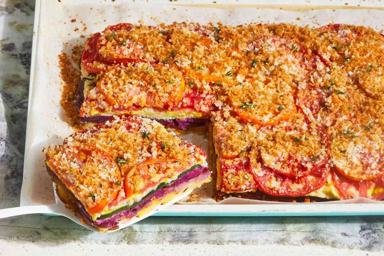 Bunter Gemüseauflauf mit Tomaten und knuspriger Kruste – ein Beispiel für schnelle vegetarische Gerichte, das Appetit macht.