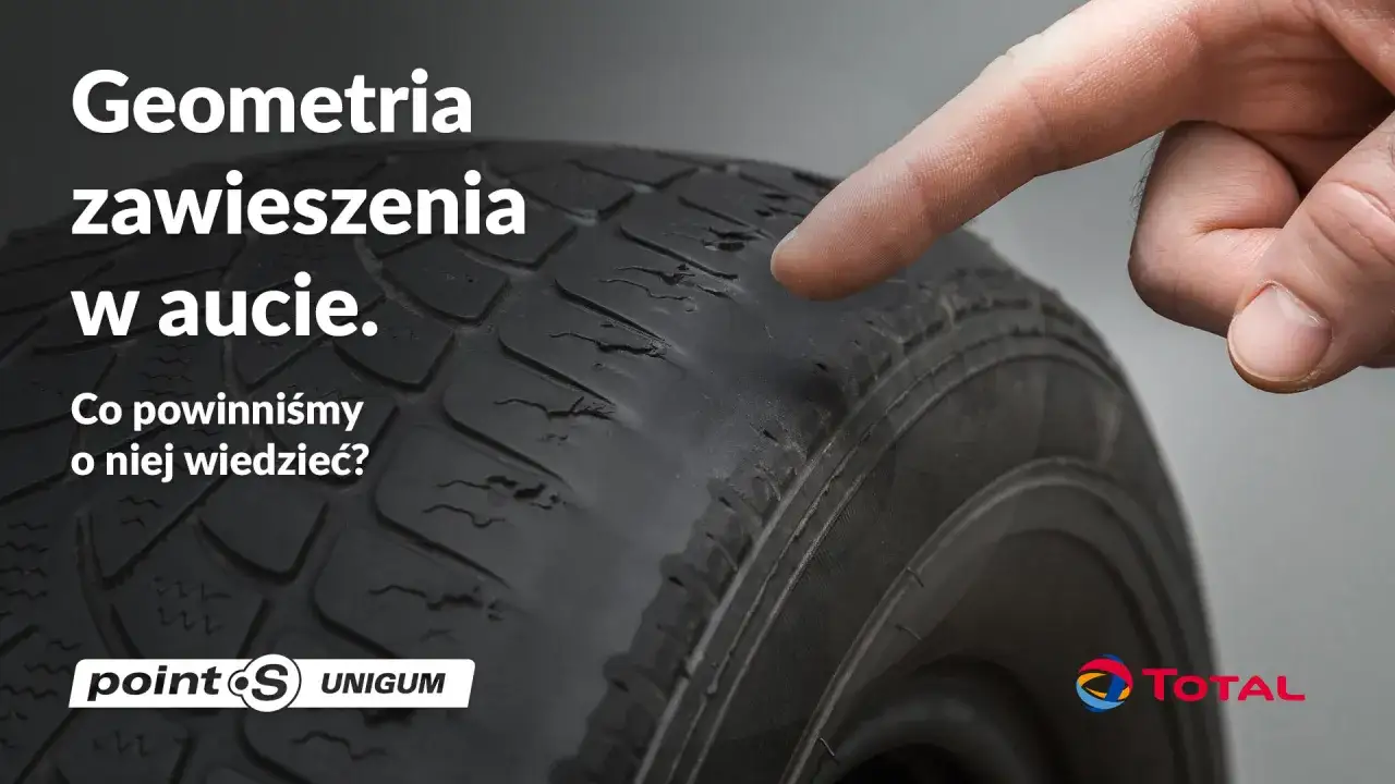 Palec wskazuje na zużyty bieżnik opony, sugerując potrzebę sprawdzenia ustawienia zbieżności w aucie.