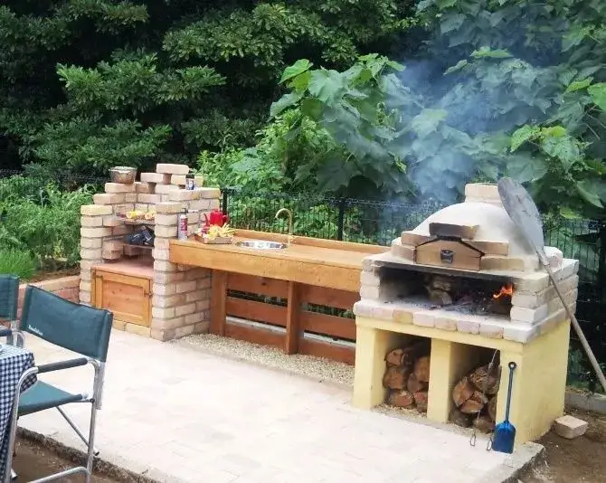 Patio rústico de restaurante con horno de leña de piedra