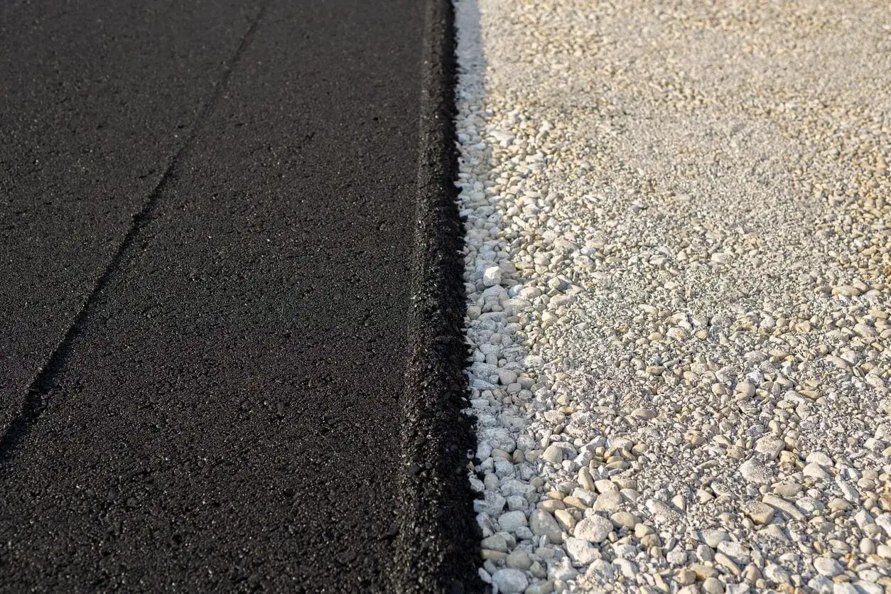 En ny asfalterad v&auml;g m&ouml;ter grus. Perfekt f&ouml;r att springa p&aring; asfalt, eller kanske en l&ouml;prunda l&auml;ngs kanten.