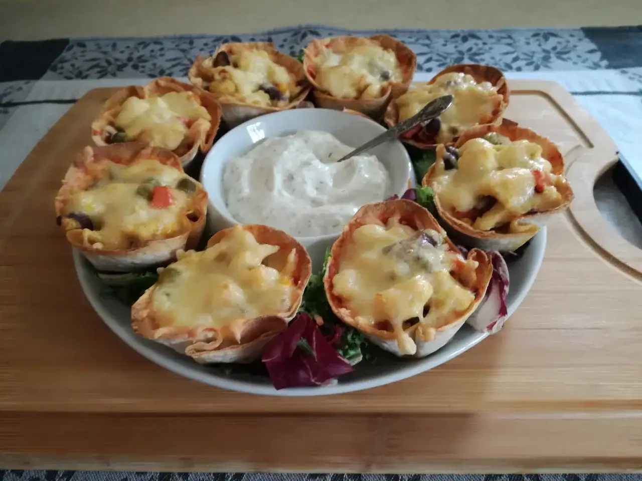 Pyszne babeczki z tortilli z serem i warzywami, podane z dipem. Idealne na imprezę!
