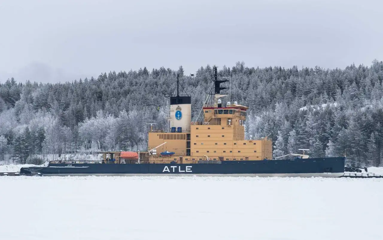 Isbrytare Atle bryter is i Lule&aring; sk&auml;rg&aring;rd. Ett m&auml;ktigt fartyg mot en sn&ouml;t&auml;ckt skog.