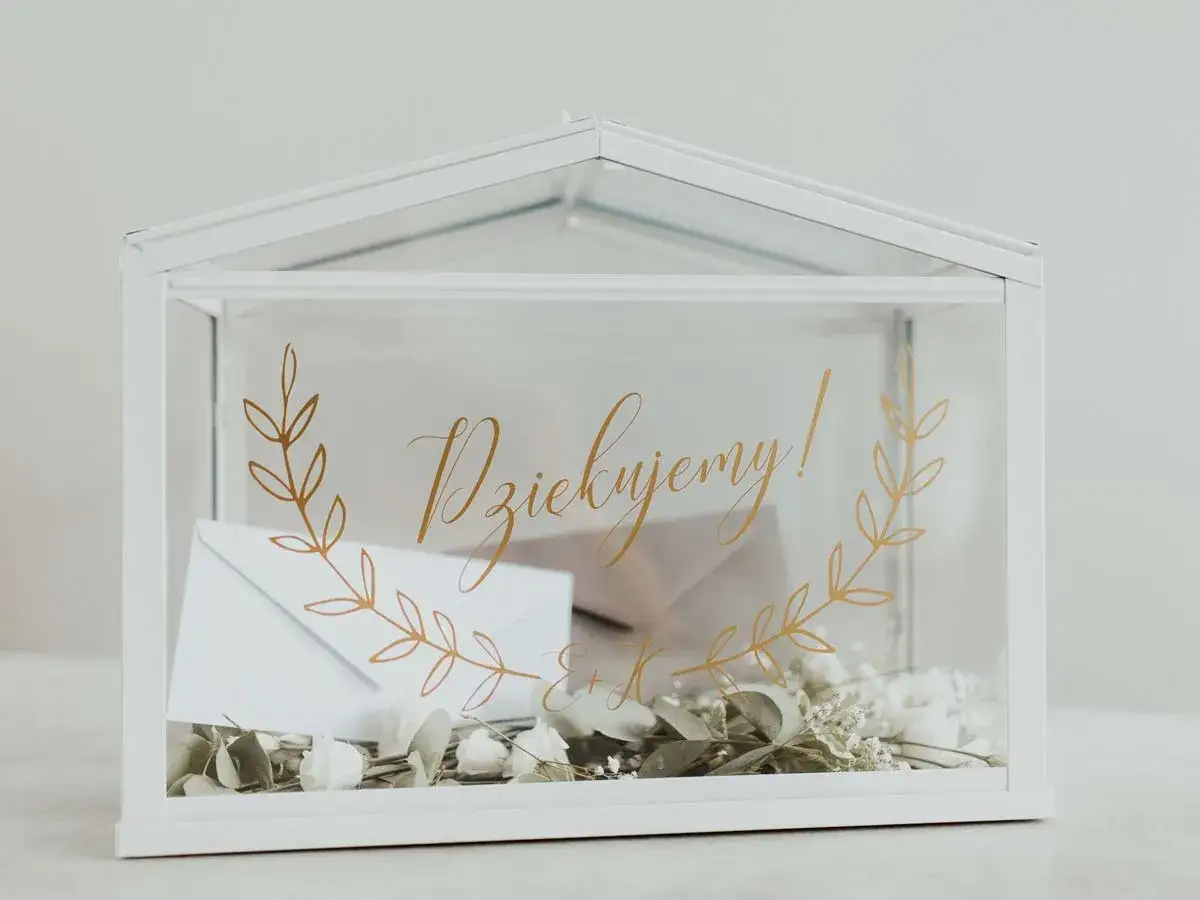 Eleganckie, białe pudełko na koperty szklane z napisem