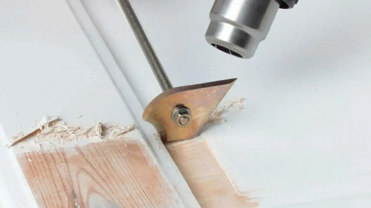 Strumento per togliere la pittura da legno, con lama affilata che rimuove strati di vernice.