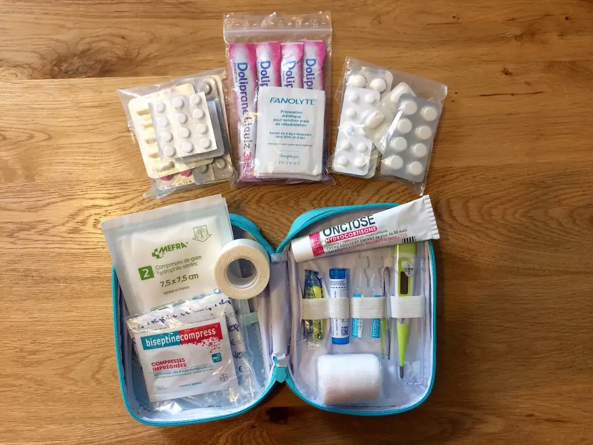 Trousse pharmacie bébé 2 ans : compresses, pansements, thermomètre, crème et médicaments pour les petits bobos.